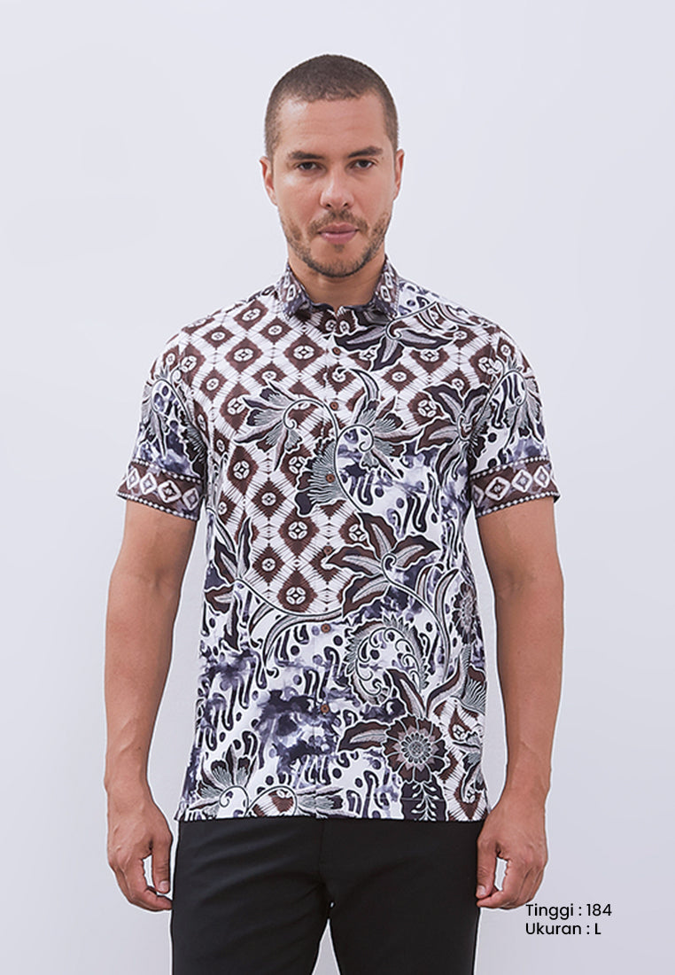 MANZONE - Kemeja Batik Lengan Pendek Pria Barata Comfort Fit - Brown