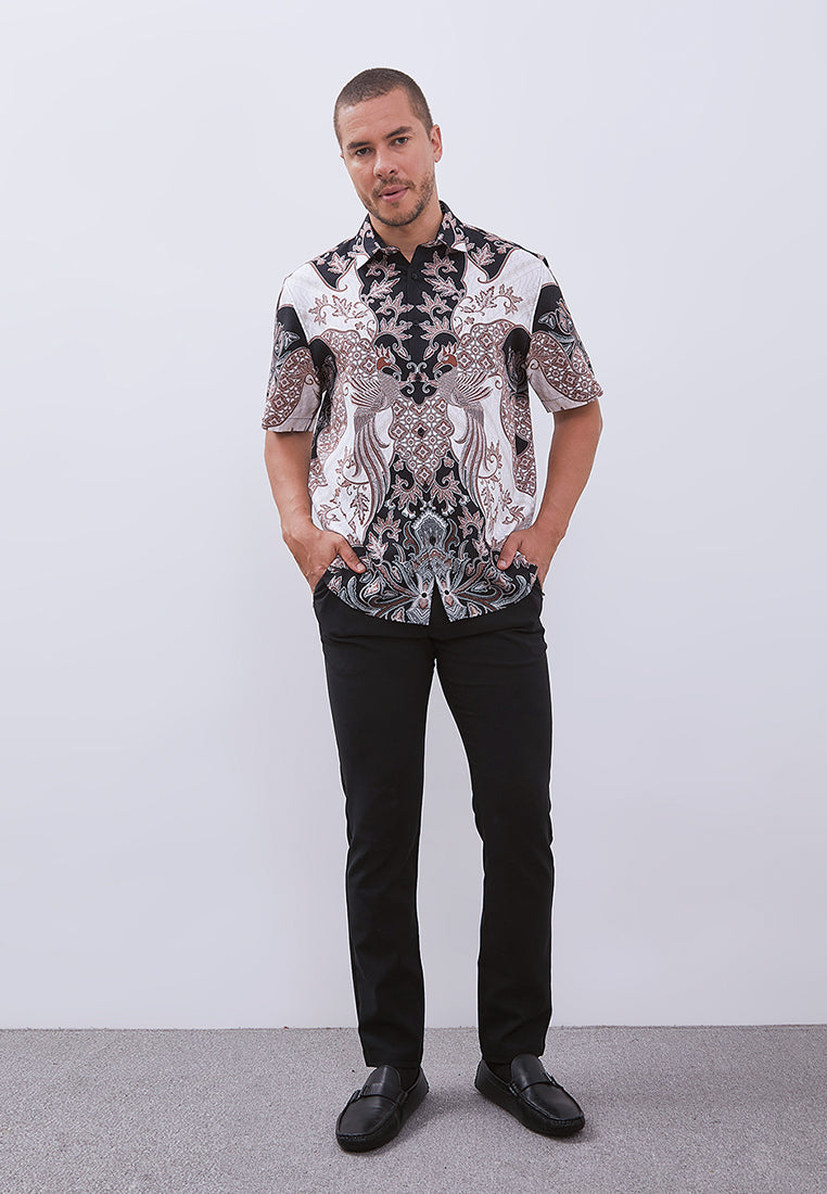 MANZONE - Kemeja Batik Lengan Pendek Pria Gajahmada Comfort Fit - Black
