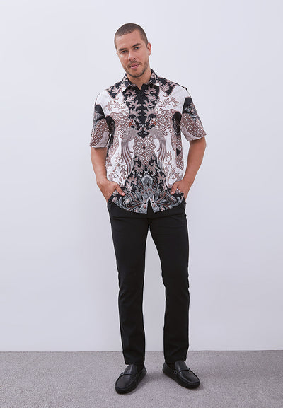 MANZONE - Kemeja Batik Lengan Pendek Pria Gajahmada Comfort Fit - Black