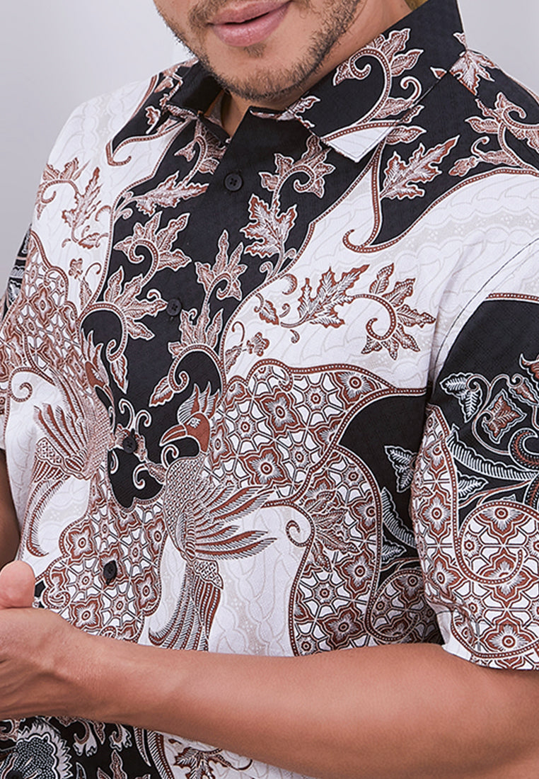 MANZONE - Kemeja Batik Lengan Pendek Pria Gajahmada Comfort Fit - Black